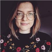 Laureata all'Accademia di Belle Arti, diplomata al Liceo Scientifico bilingue (Inglese, Francese)
